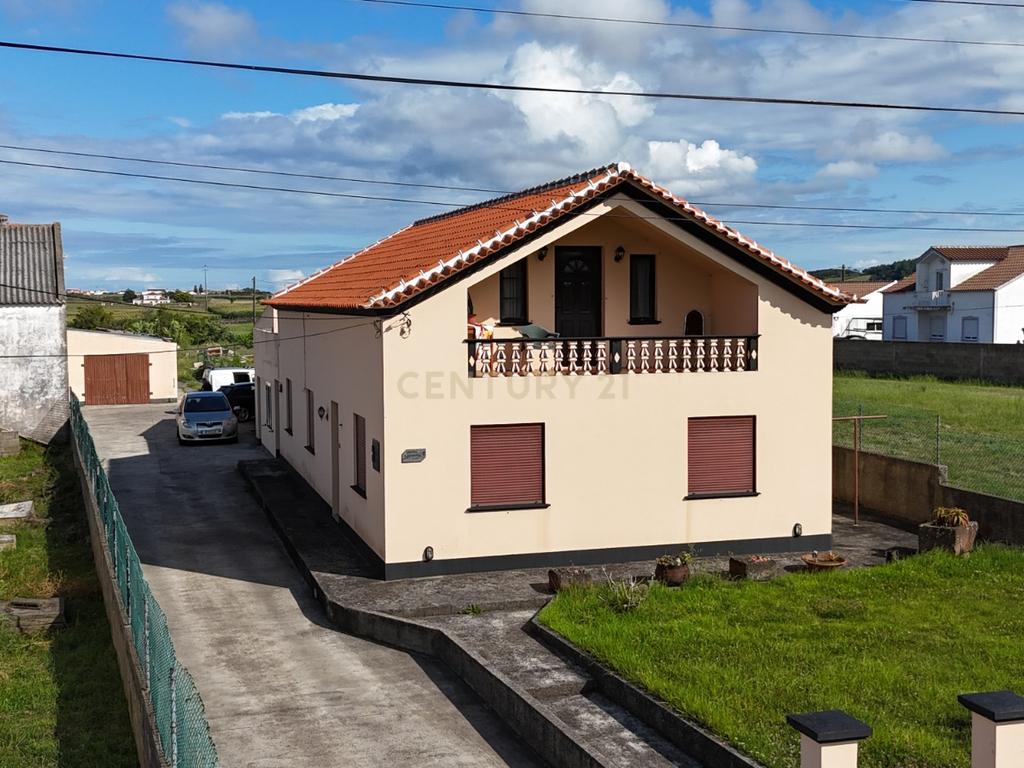 Moradia T6 com Potencial de Rendimento no 2.º Piso - Image 4