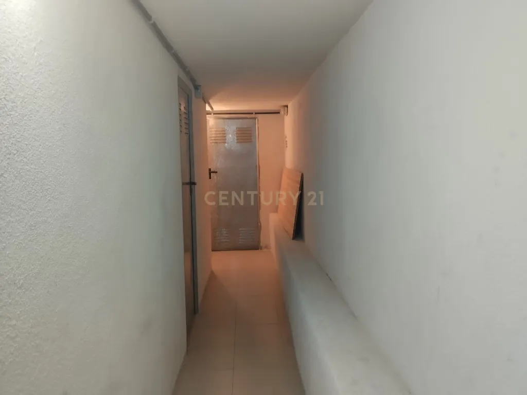 Apartamento T2 com Terraço em Madrid - Oportunidade de Recuperação - Image 24