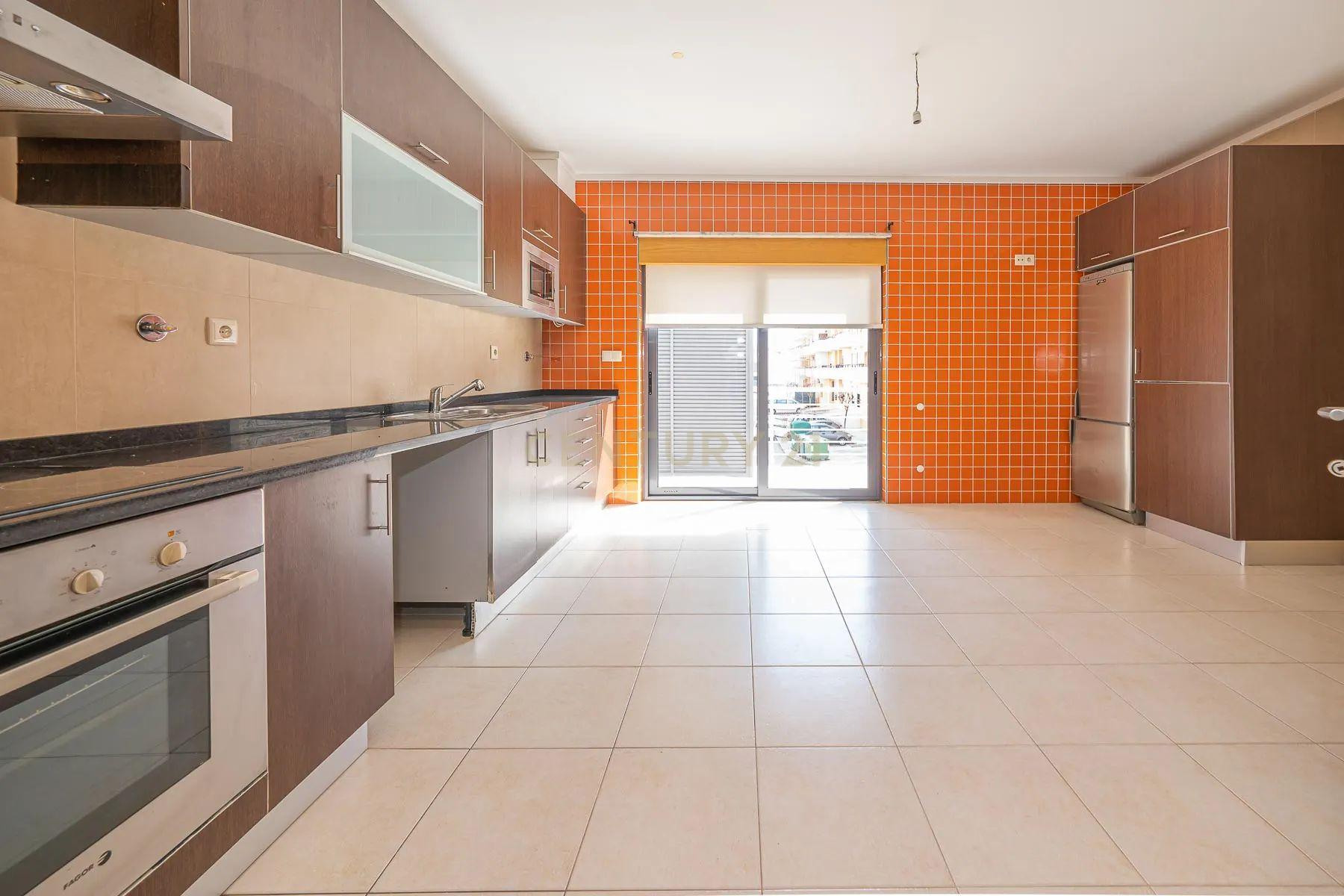 Apartamento T3 com varandas e Parqueamento, no Pinhal Novo, Vila Serena - Image 9
