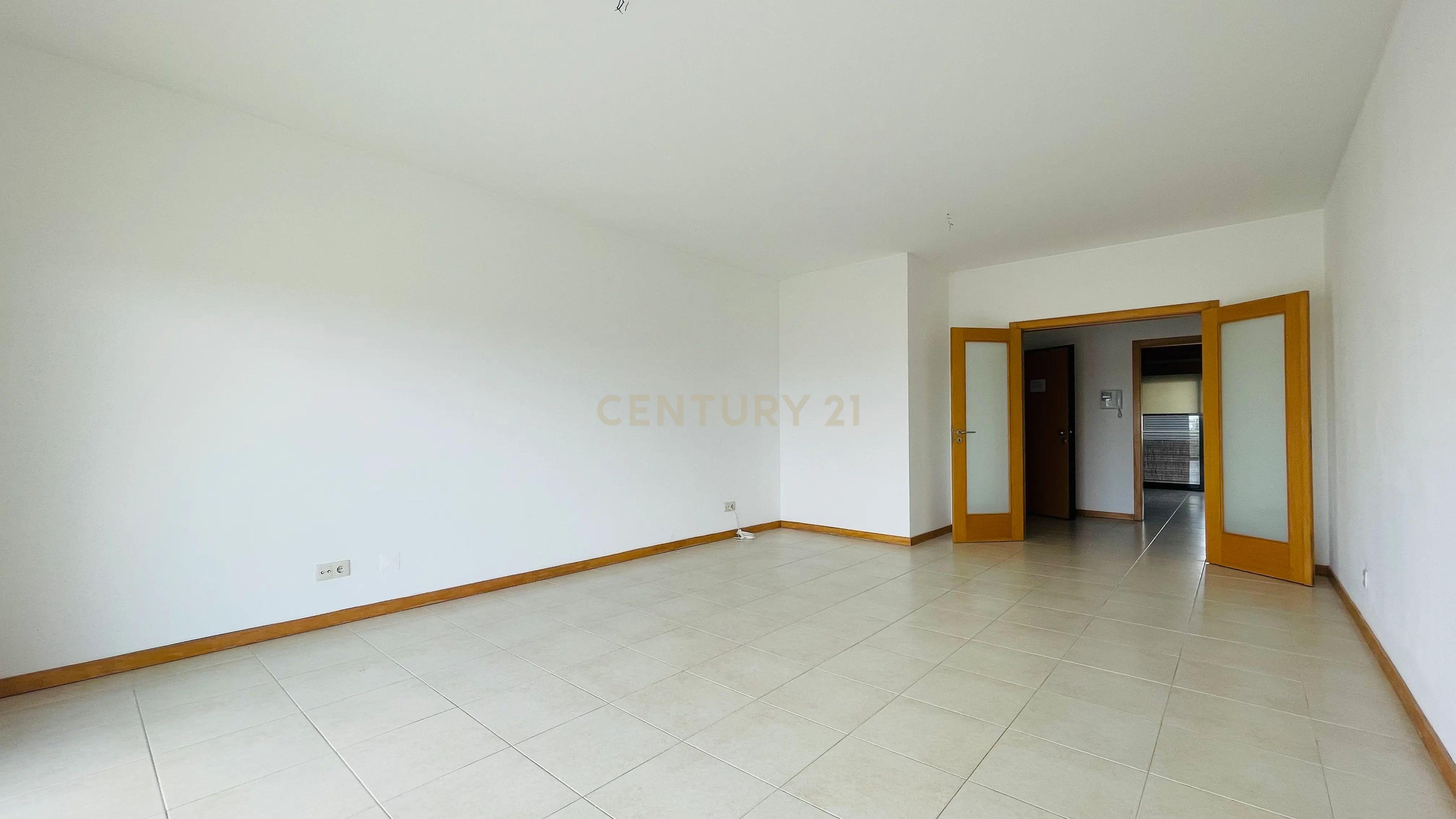 Apartamento T3 com varandas e Parqueamento, no Pinhal Novo, Vila Serena - Image 4
