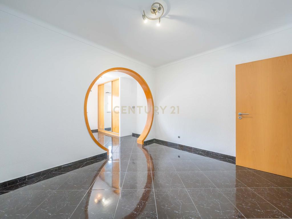 Moradia T2+1 com Aproveitamento de Sótão, Varanda e Quintal, no Peixe Frito, em Setúbal - Image 12