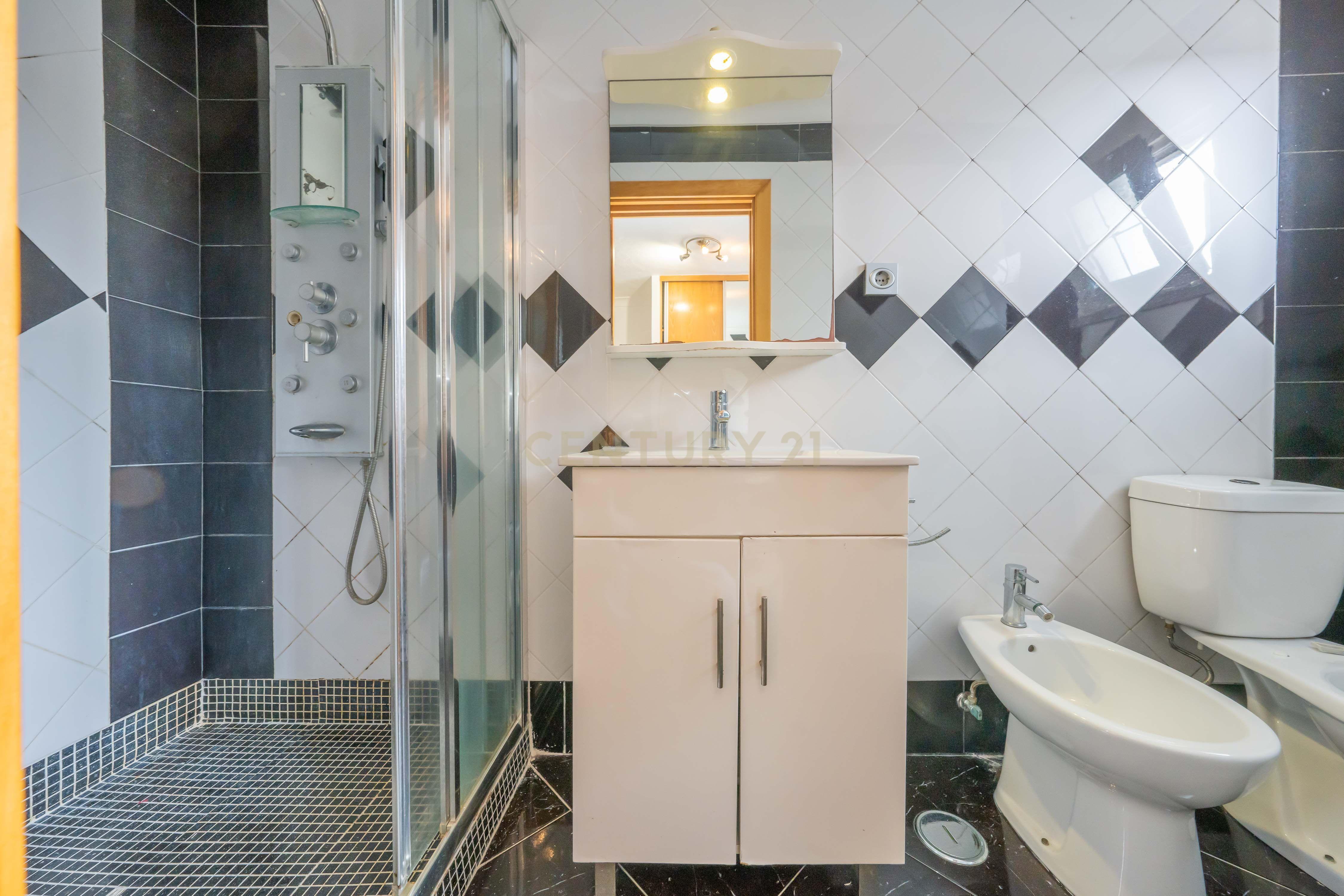 Moradia T2+1 com Aproveitamento de Sótão, Varanda e Quintal, no Peixe Frito, em Setúbal - Image 17