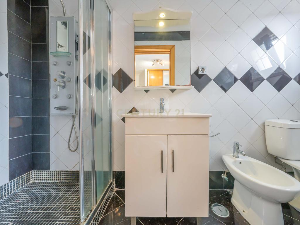 Moradia T2+1 com Aproveitamento de Sótão, Varanda e Quintal, no Peixe Frito, em Setúbal - Image 17