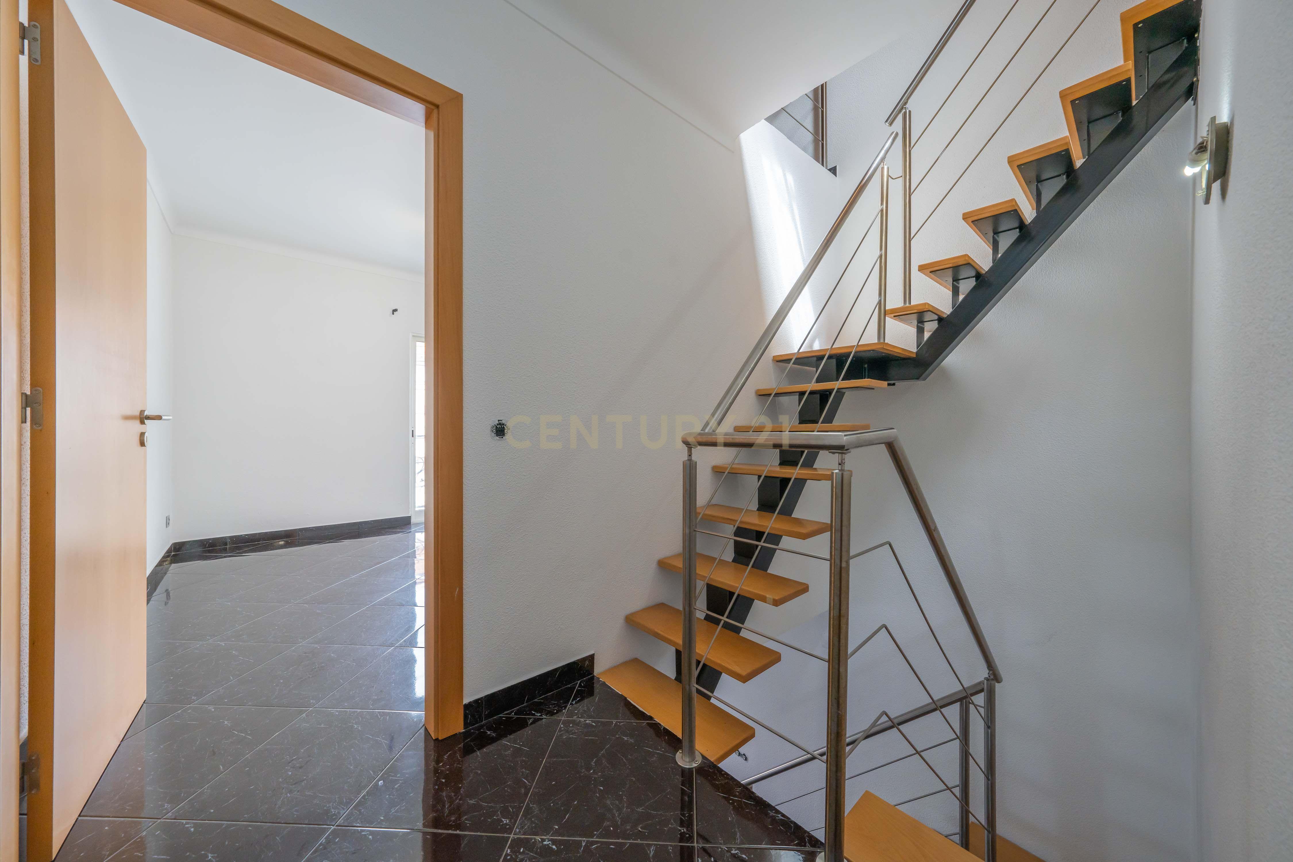 Moradia T2+1 com Aproveitamento de Sótão, Varanda e Quintal, no Peixe Frito, em Setúbal - Image 25