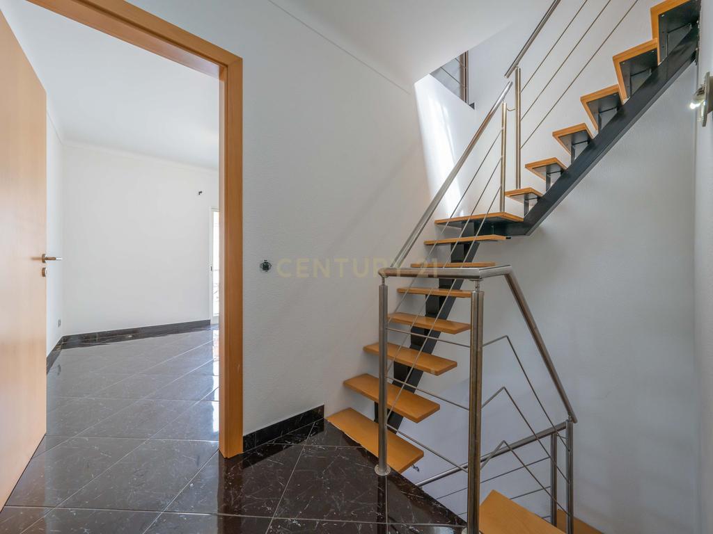 Moradia T2+1 com Aproveitamento de Sótão, Varanda e Quintal, no Peixe Frito, em Setúbal - Image 25