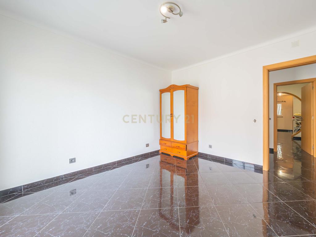 Moradia T2+1 com Aproveitamento de Sótão, Varanda e Quintal, no Peixe Frito, em Setúbal - Image 19