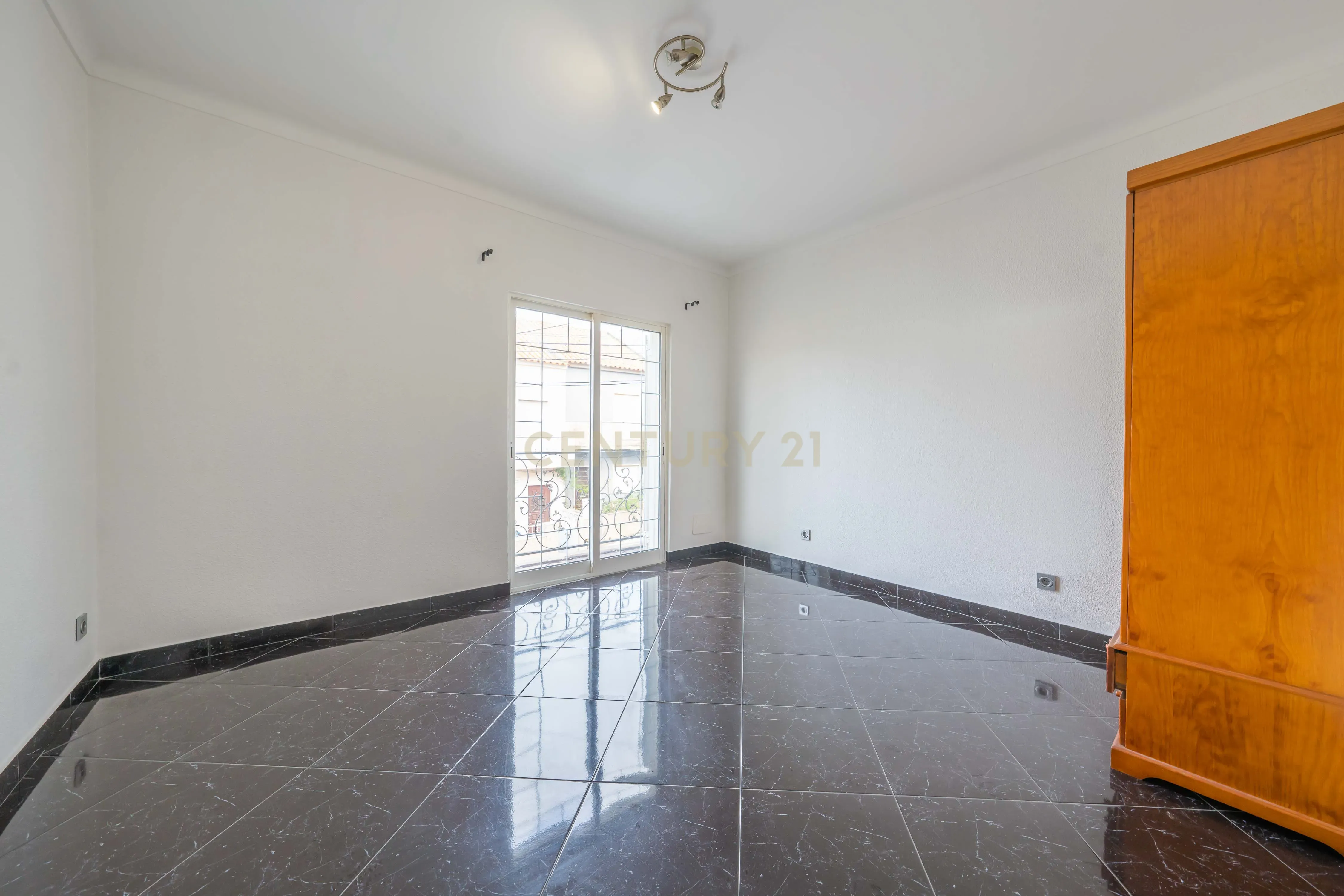 Moradia T2+1 com Aproveitamento de Sótão, Varanda e Quintal, no Peixe Frito, em Setúbal - Image 20