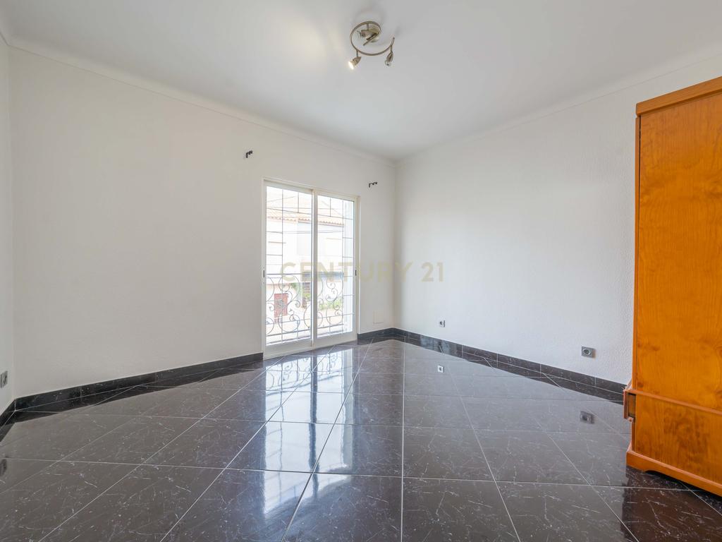Moradia T2+1 com Aproveitamento de Sótão, Varanda e Quintal, no Peixe Frito, em Setúbal - Image 20