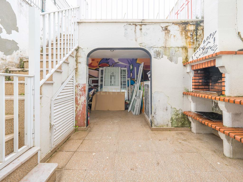 Moradia T2+1 com Aproveitamento de Sótão, Varanda e Quintal, no Peixe Frito, em Setúbal - Image 29