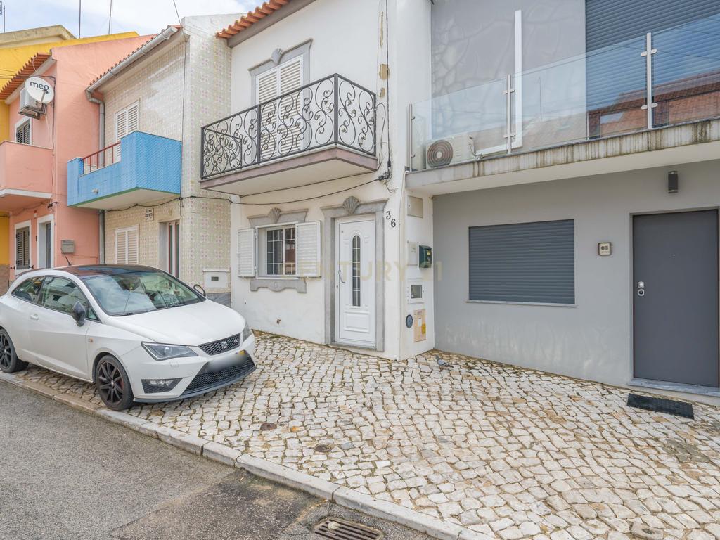Moradia T2+1 com Aproveitamento de Sótão, Varanda e Quintal, no Peixe Frito, em Setúbal - Image 30