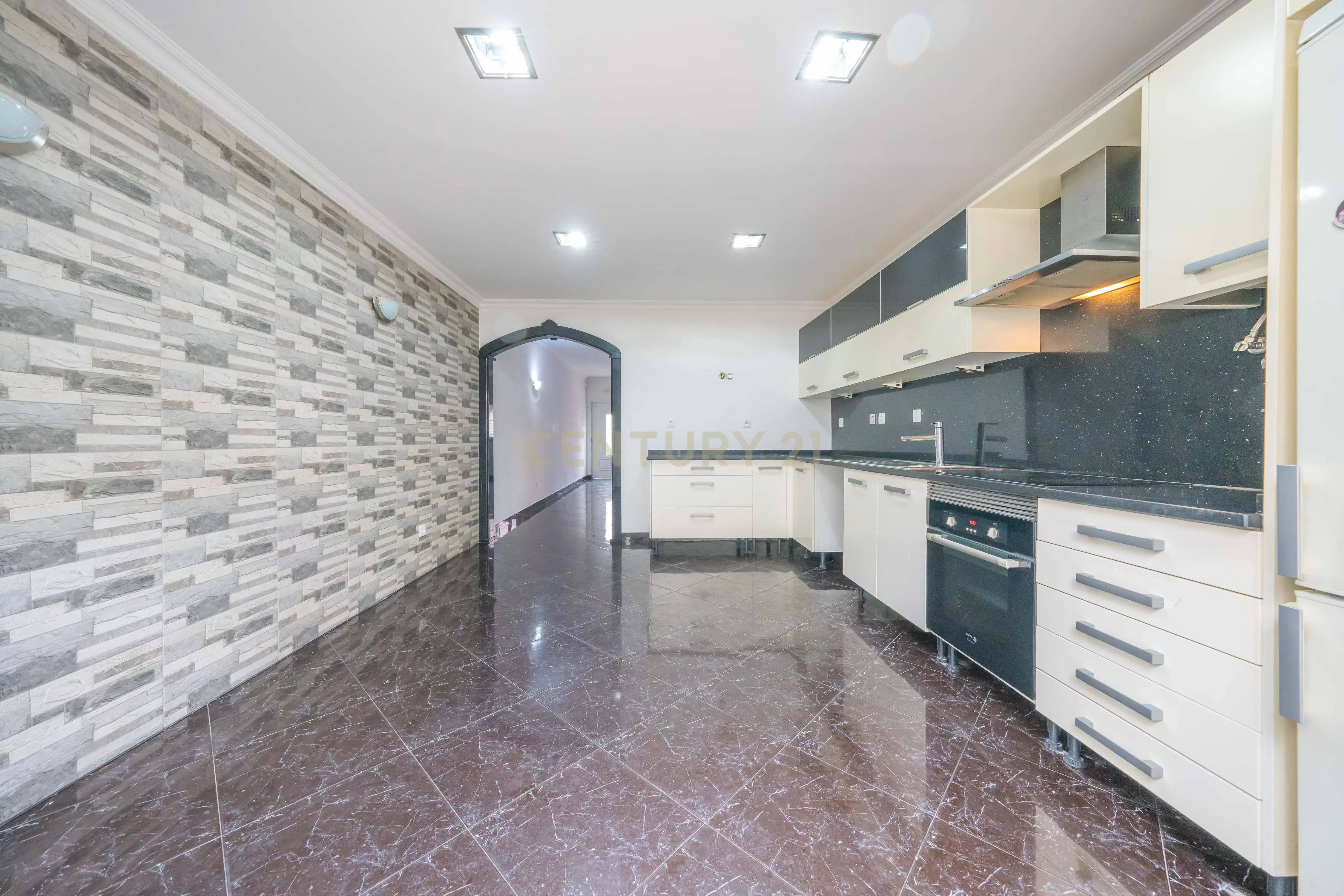 Moradia T2+1 com Aproveitamento de Sótão, Varanda e Quintal, no Peixe Frito, em Setúbal - Image 4