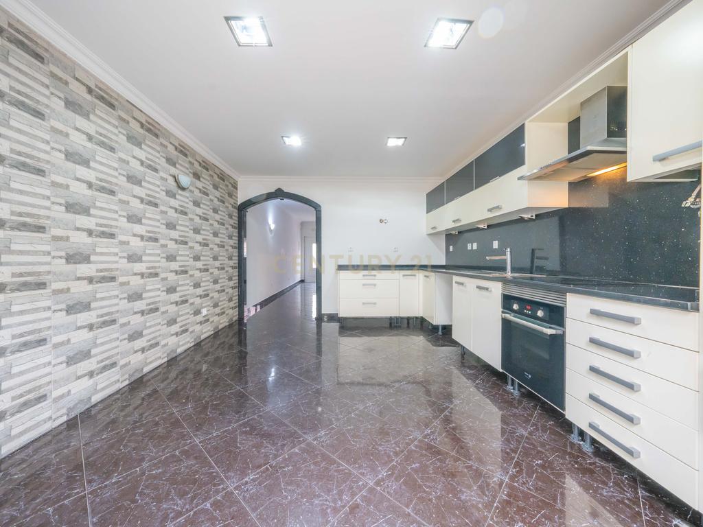 Moradia T2+1 com Aproveitamento de Sótão, Varanda e Quintal, no Peixe Frito, em Setúbal - Image 4