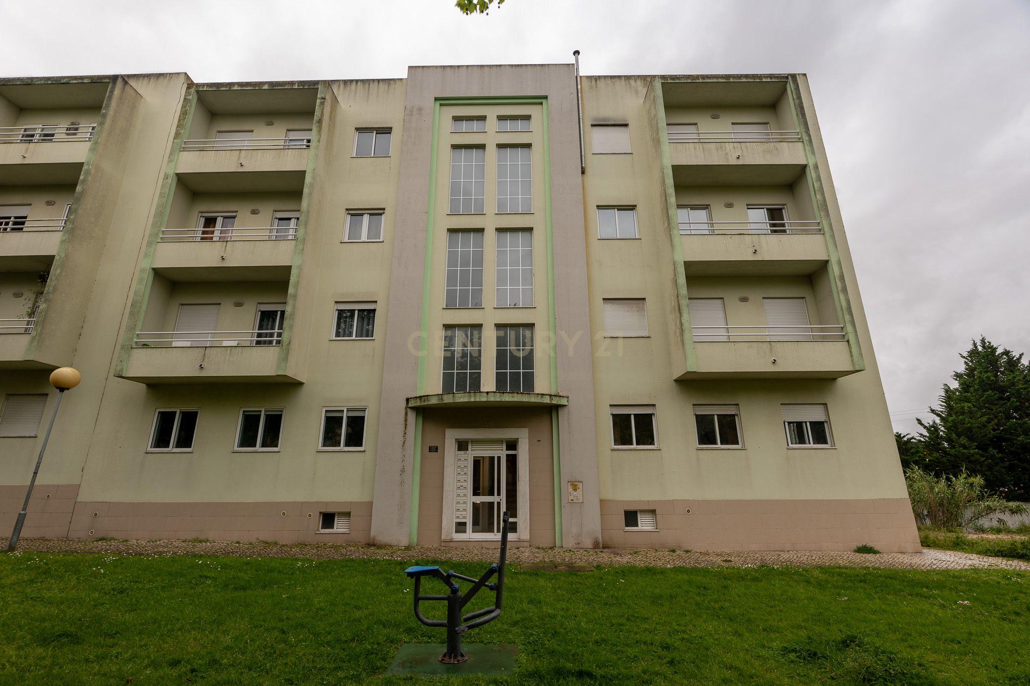 T2 em Excelente Estado no Montijo – Rés-do-chão Alto com Parqueamento e Arrecadação! - Image 35