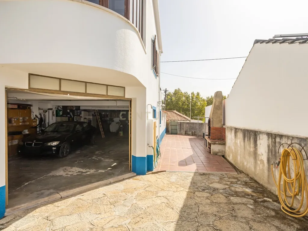 Duas moradias, um terreno com 650 m² e uma vista privilegiada para a Serra de Sintra - Image 11