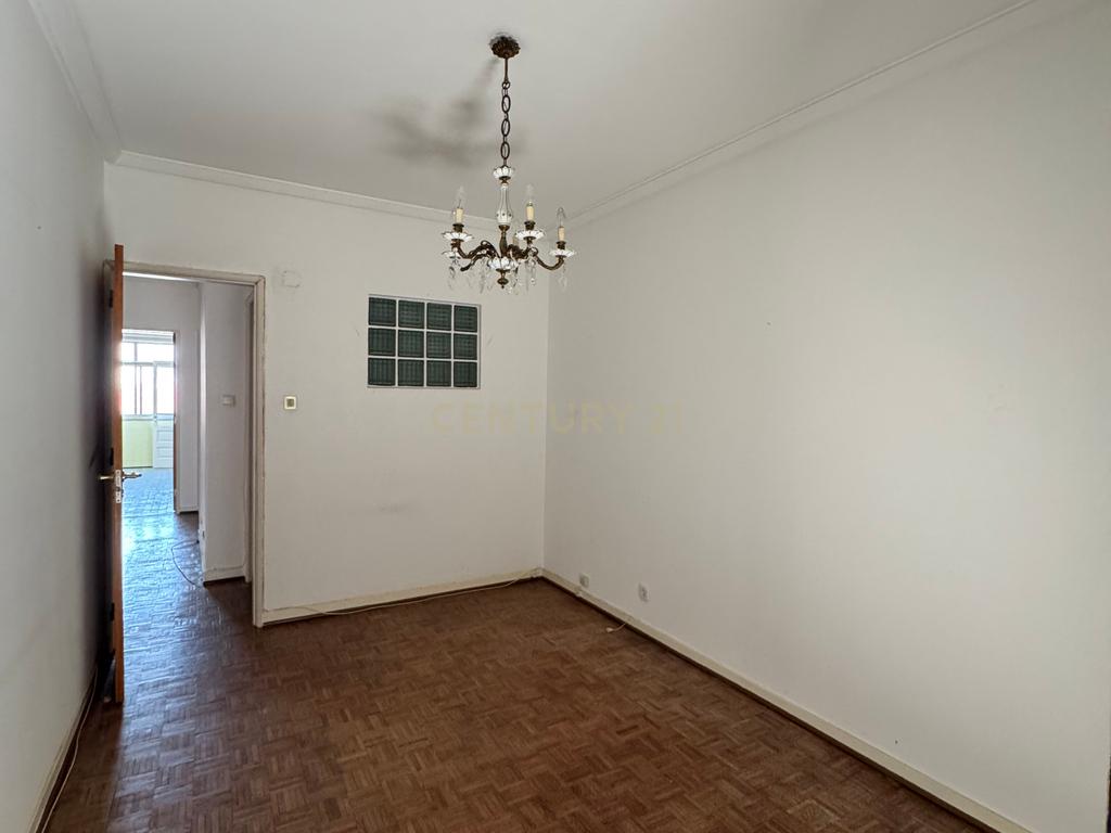 Apartamento T4 em Almada em frente ao metro de superfície! - Image 24