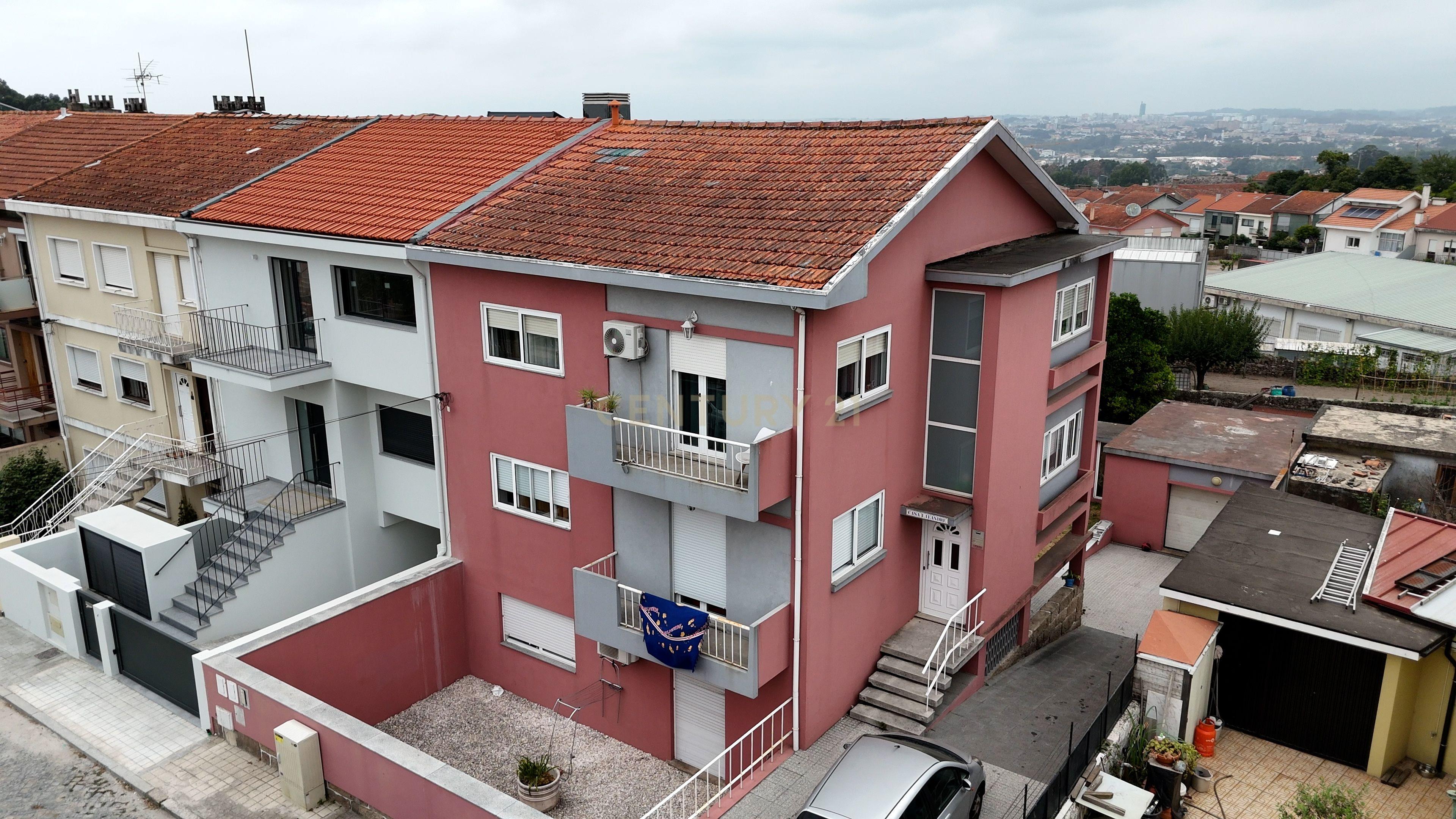 T2+1 com Varandas, Espaço Exterior e Excelente Exposição Solar em Pedrouços