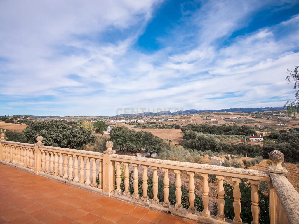 Uma propriedade rural rodeada pela natureza com uma casa de dois andares, piscina privada vedada e terraço para banhos de sol, licença turística, um olival produtivo, instalações para animais adaptáveis ​​e acesso pavimentado a apenas 10 minutos de Ronda. - Image 7