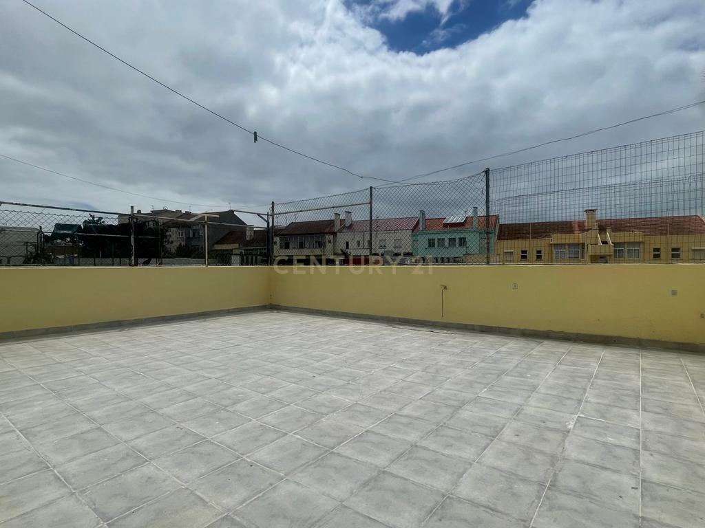 Apartamento T3, com Logradouro, em São Sebastião, Setúbal  - Image 1