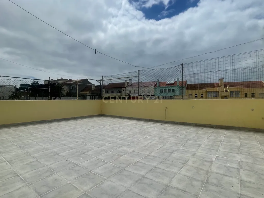 Apartamento T3, com Logradouro, em São Sebastião, Setúbal - Image 1