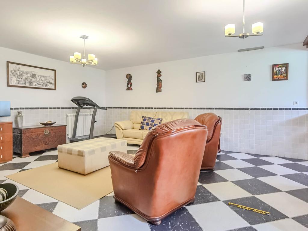 Moradia T4 de 4 Frentes com Jardim, Cozinha Regional e Garagem – Custoias, Matosinhos - Image 28
