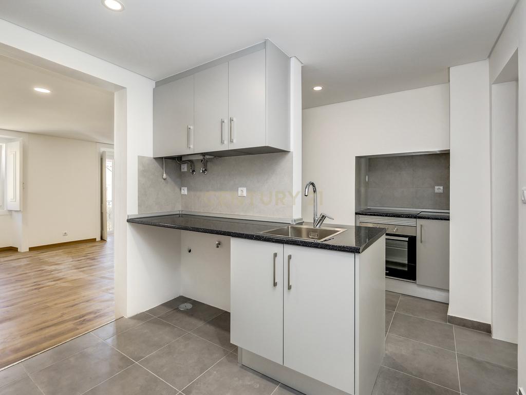 Apartamento T1+1 totalmente remodelado, próximo da Assembleia da República - Image 11