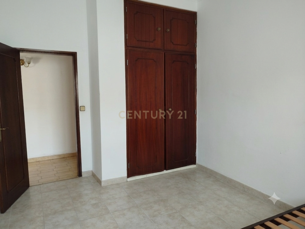 Fotografia 12 de Moradia independente de 2 pisos (2xT3) com garagem | São João da Talha | para remodelar