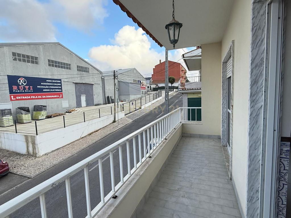 Andar de moradia com 3 quartos para arrendamento em Casal de Cambra - Image 10