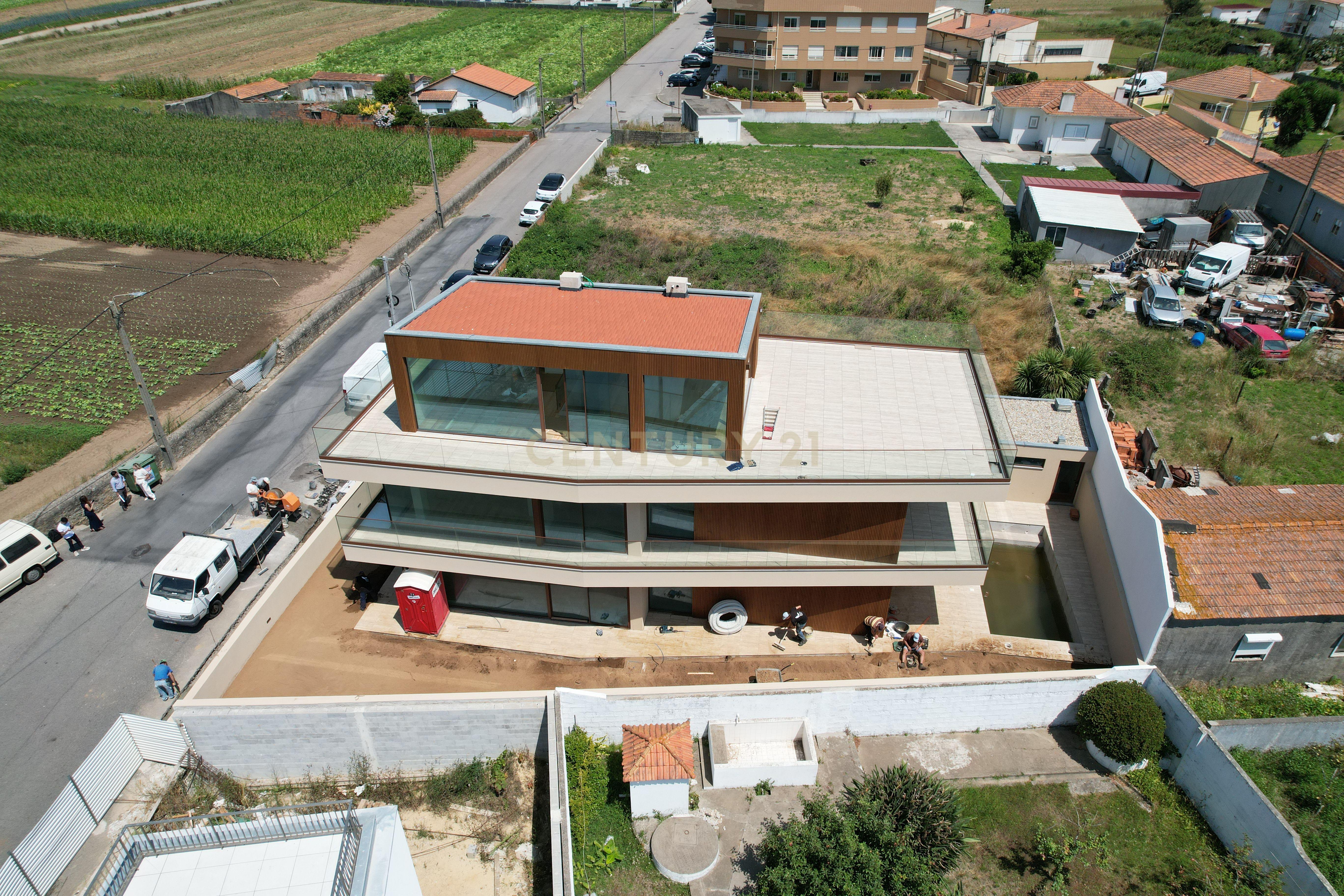 Fotografia 10 de Moradia de Luxo T3+1 com Piscina, Rooftop e Vista Deslumbrante | Varanda de Mira – Miramar