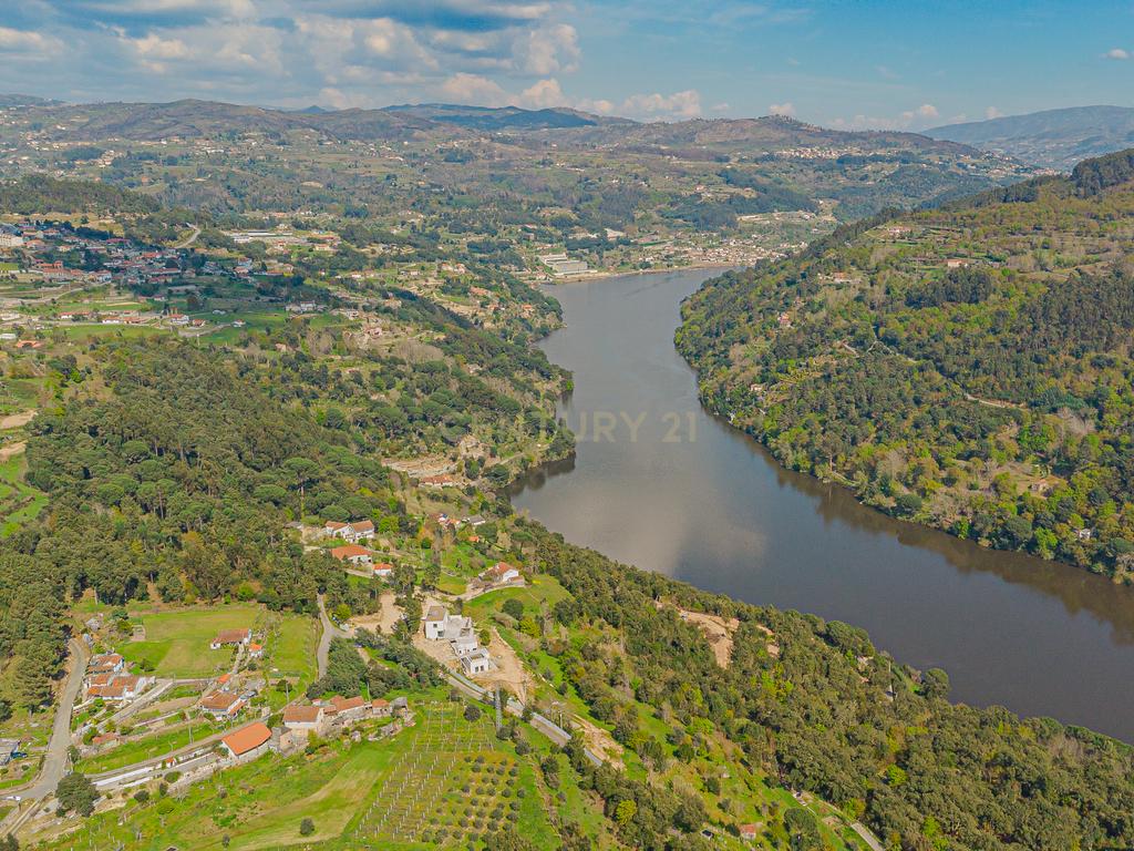 Terreno com magnifica Vista para o Rio Douro em Paços de Gaiolo - Image 1