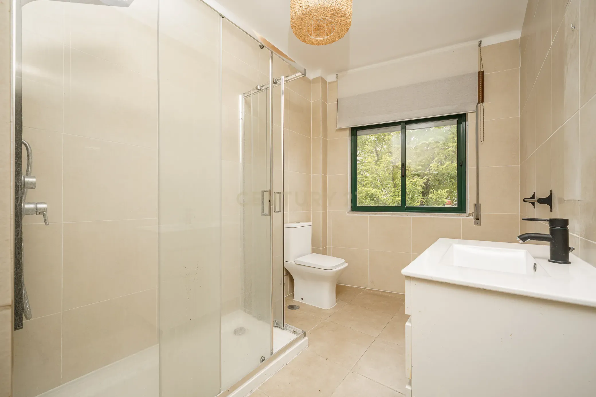 Apartamento T2 com Parqueamento, Varandas e Lareira - Perto do Centro da Cidade - Image 20