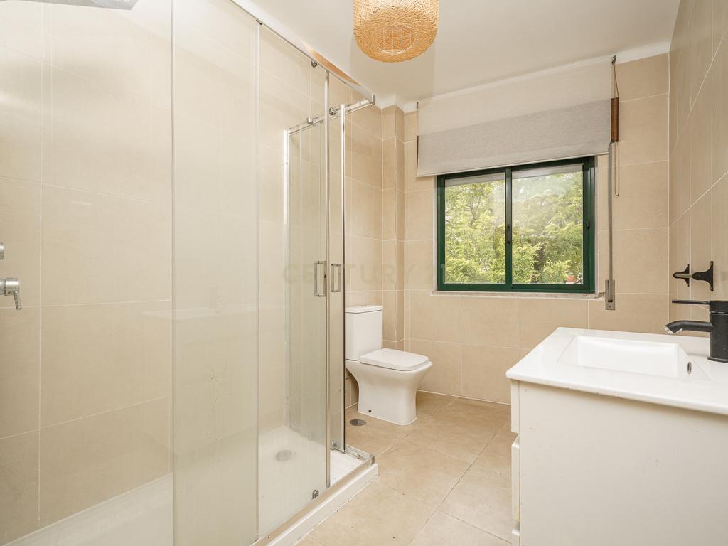 Apartamento T2 com Parqueamento, Varandas e Lareira - Perto do Centro da Cidade - Image 20
