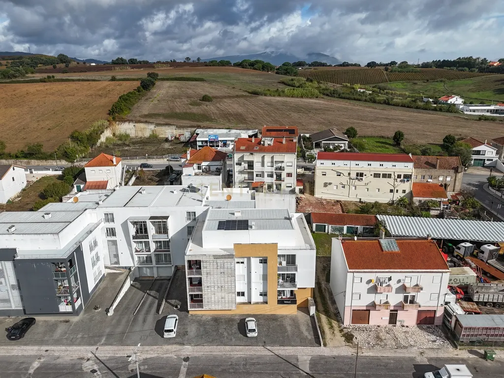 Apartamento T3 com terraço e churrasqueira – Merceana, Alenquer - Image 2