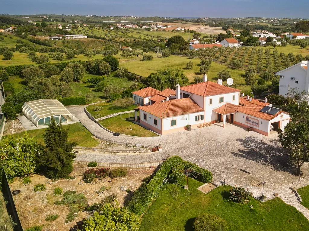 Moradia de sonho com Piscina, 7 Divisões e com Terreno 8461 m2 – Excelente Localização, a 40 minutos de Lisboa ! - Image 4