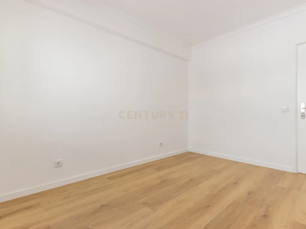 Apartamento T2 Remodelado - Sobreda *RESERVADO* - Image 19