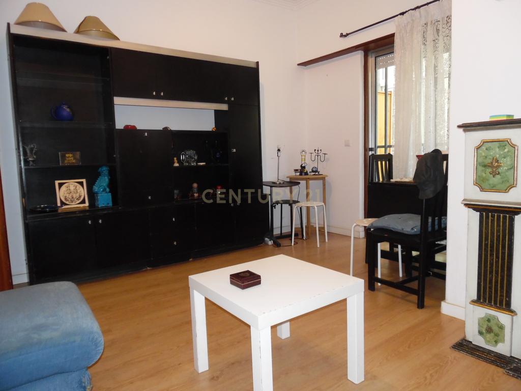 Apartamento T1 em Águas Livres, Amadora - Oportunidade Única - Image 3