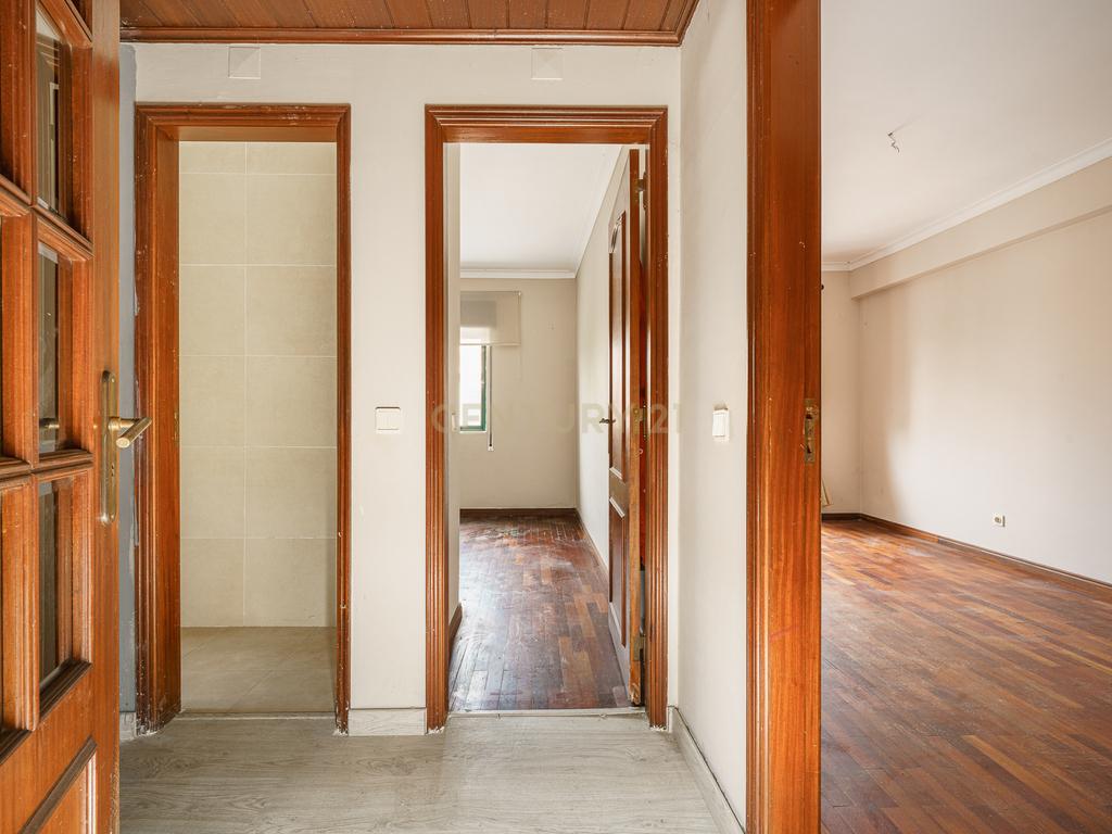 Apartamento T2 com Parqueamento, Varandas e Lareira - Perto do Centro da Cidade - Image 13