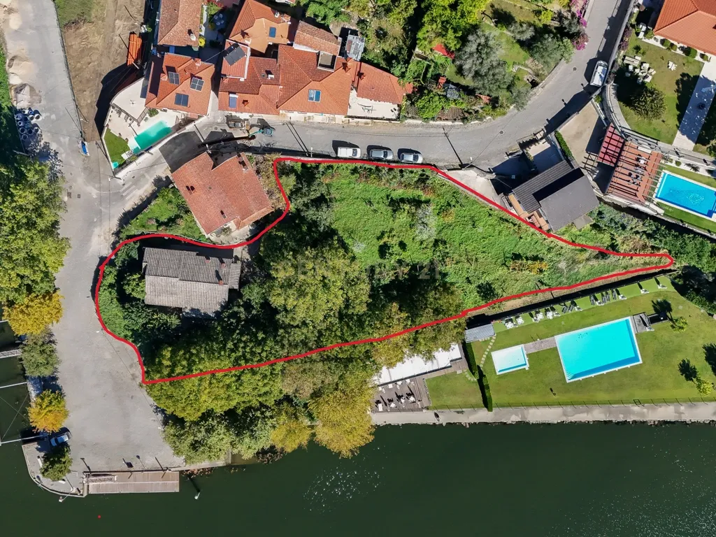 Moradia Térrea V3 na primeira linha dos Rios Douro e Tâmega com amplo jardim e garagem - Image 2