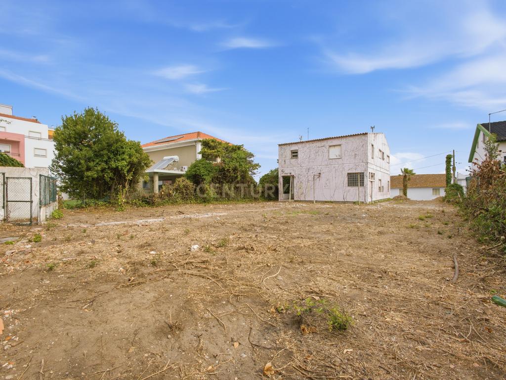 Moradia T5 para remodelar ou lote para construção — Centro do Bombarral - Image 21