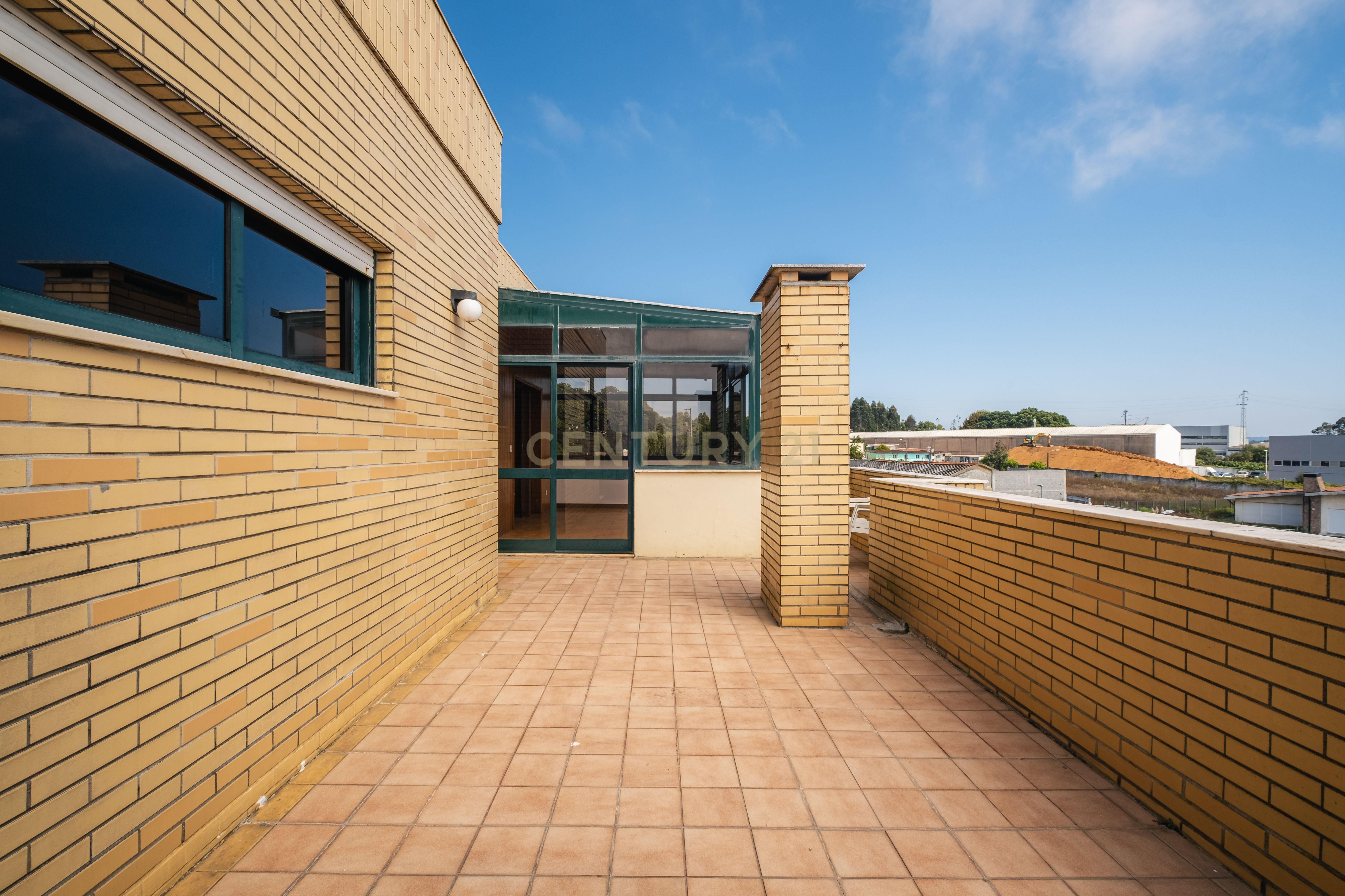Fotografia 3 de Apartamento T3 com Terraço, Vista Mar e Garagem Box em Arcozelo – Vila Nova de Gaia