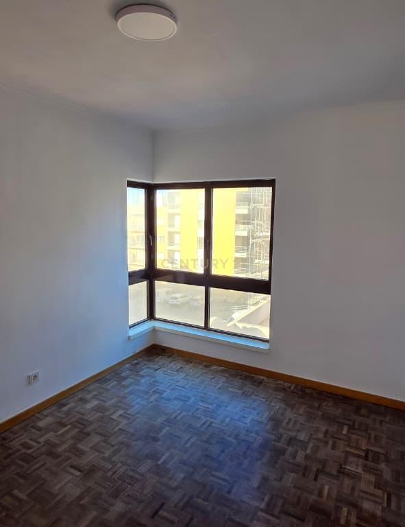 Arrenda-se apartamento T2 para 2º Andar com Elevador em Peniche edifício Berlenga. Se procura uma zona - Image 12