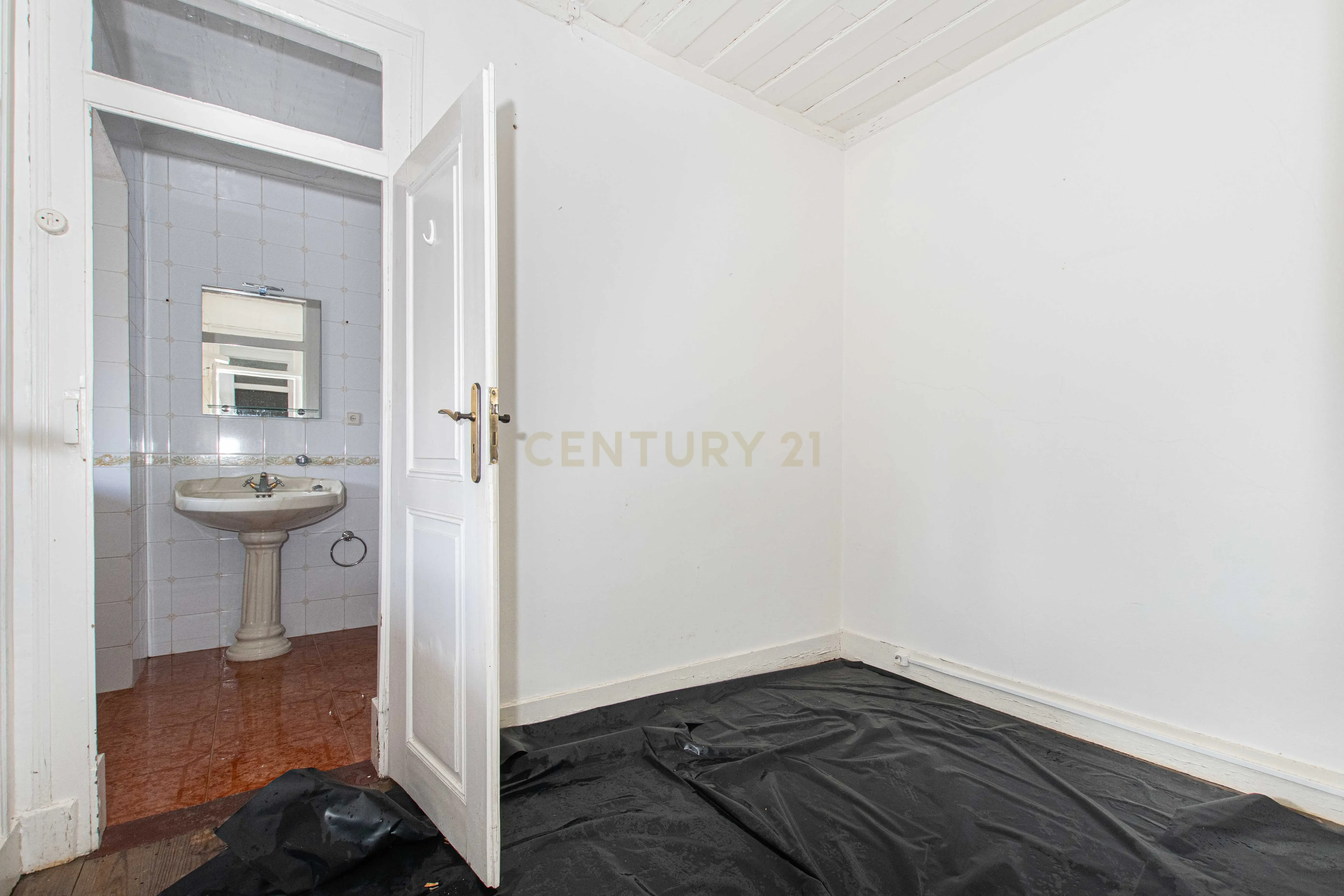 Fotografia 12 de Casa Senhorial T4+2 com Terreno, Garagem para Várias Viaturas e Elevado Potencial de Valorização | Tomar
