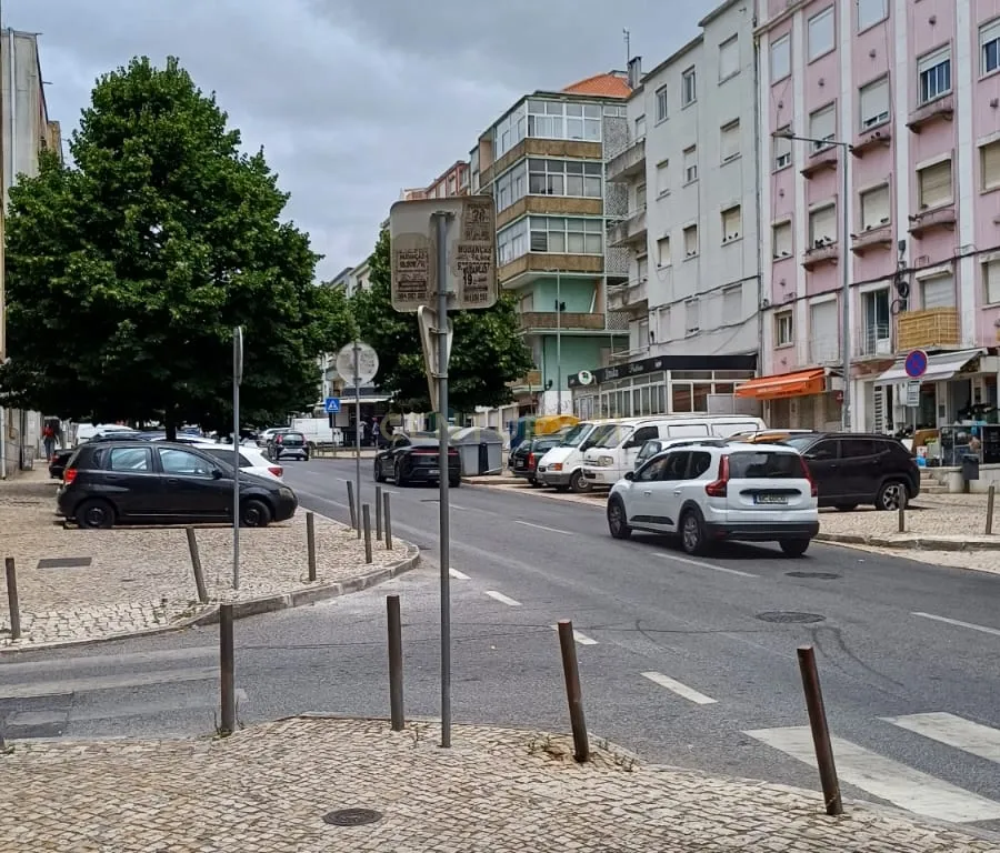 Apartamento T2 com Suite e Varanda – Queluz (Av. Miguel Bombarda) - Image 5