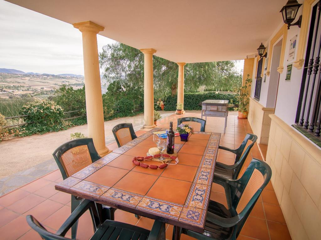 Uma propriedade rural rodeada pela natureza com uma casa de dois andares, piscina privada vedada e terraço para banhos de sol, licença turística, um olival produtivo, instalações para animais adaptáveis ​​e acesso pavimentado a apenas 10 minutos de Ronda. - Image 2