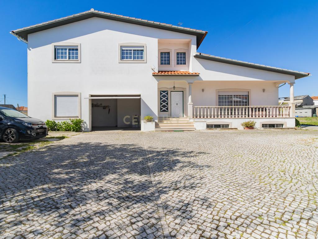 Moradia T5 com terreno - Image 1
