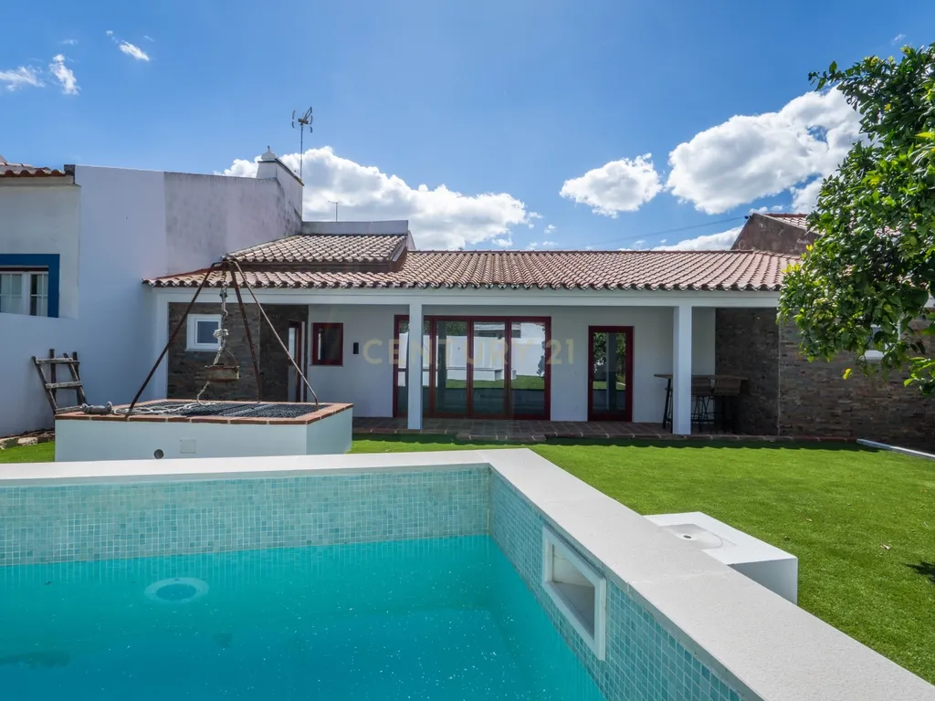 Moradia T2 Premium com Piscina, Suite e Acabamentos de Excelência - Image 35
