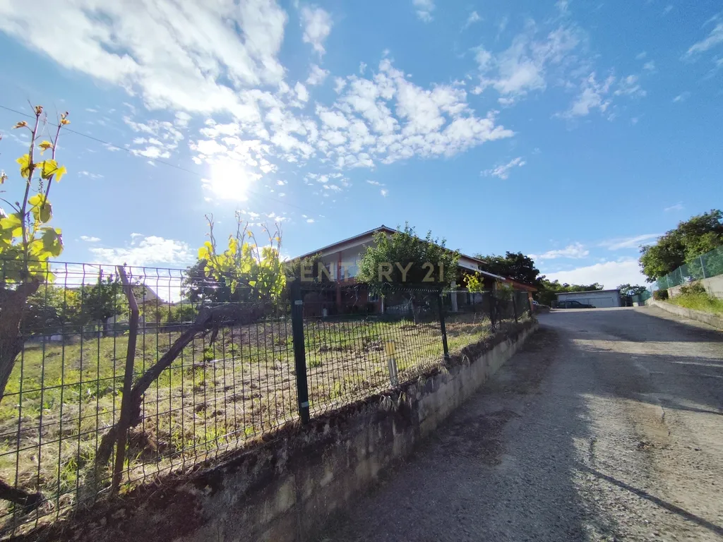 Moradia T3 com Armazém e Terreno Envolvente | A 14 km de Chaves - Image 2