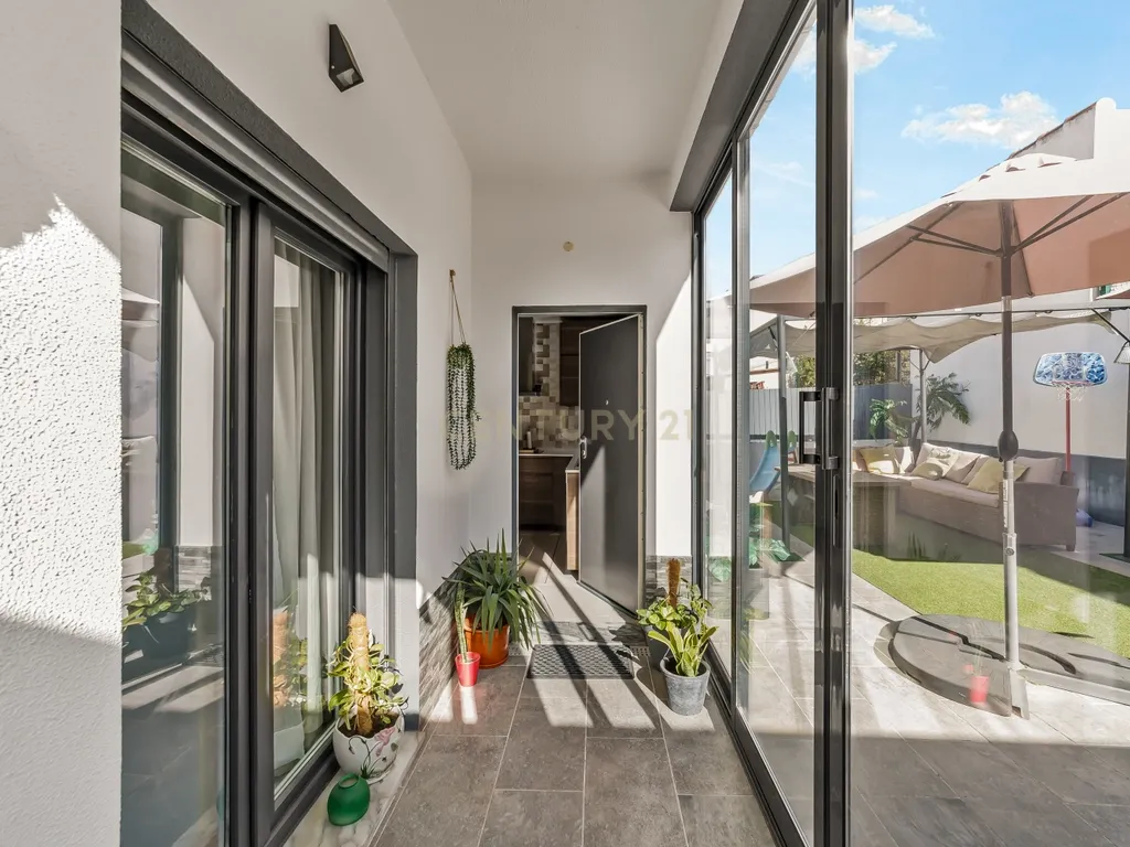 Moradia T3 isolada com garagem, Quinta do Conde - Image 2
