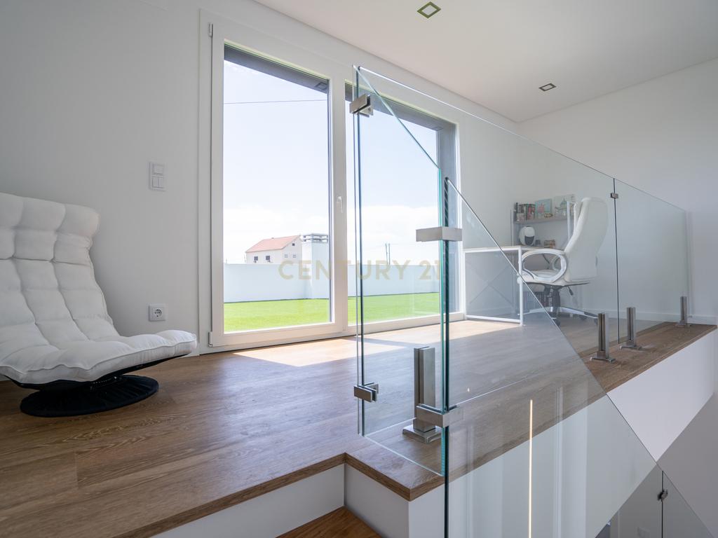 🌅 Moradia Nova com Vista Tejo, Piscina e Terraço Panorâmico a Poucos Minutos de Lisboa - Image 40