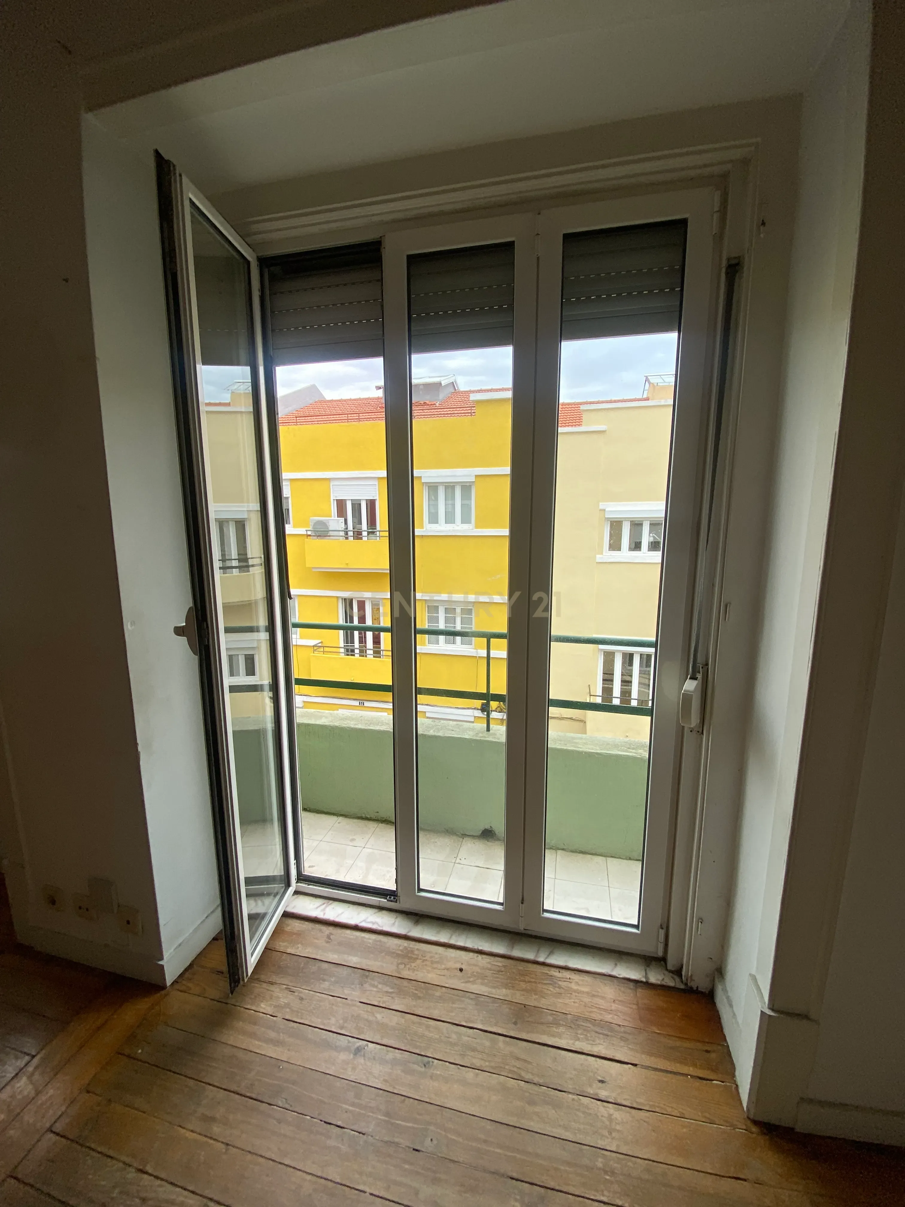 T3 com Sótão Remodelado e Terraço – Alcântara - Image 4