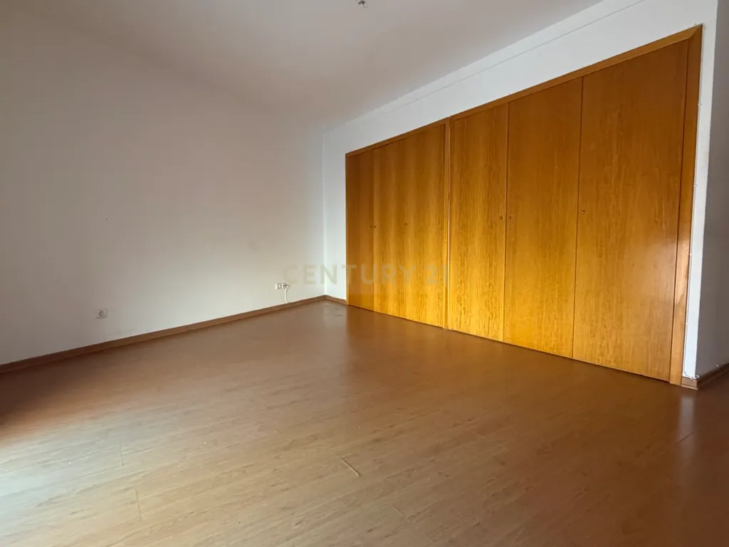 Apartamento T3 com Três Lugares de Estacionamento e Arrecadação, em Setúbal - Image 10